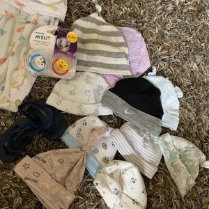 Newborn hats,swaddle, passie